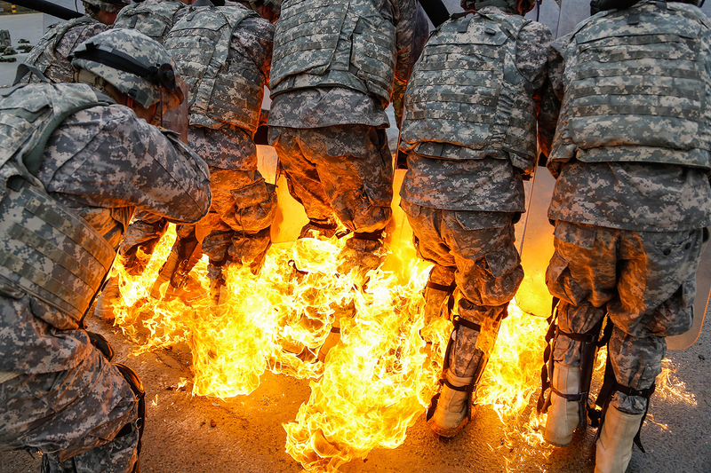 Illustration for article titled These Photos Of Soldiers Executing Fire Phobia Training Will Terrify You